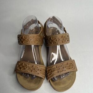 Clarks Bendables Sandals‎ Women Size 9M Beige Leather Wedge Heel Floral Detail